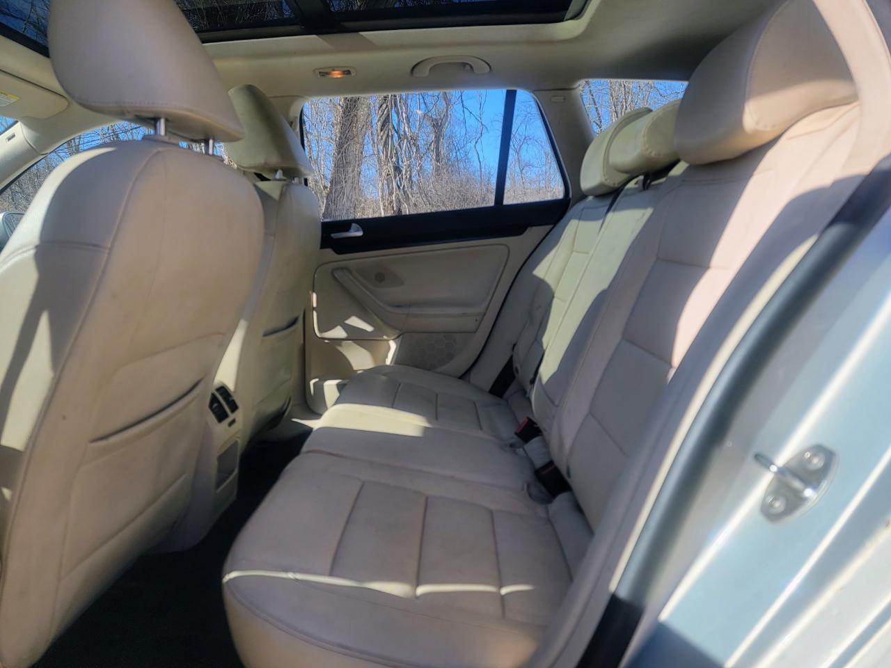 Volkswagen Jetta SportWagen 2.5L SE PZEV 2012