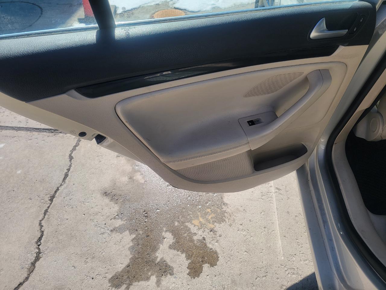 Volkswagen Jetta SportWagen 2.5L SE PZEV 2012