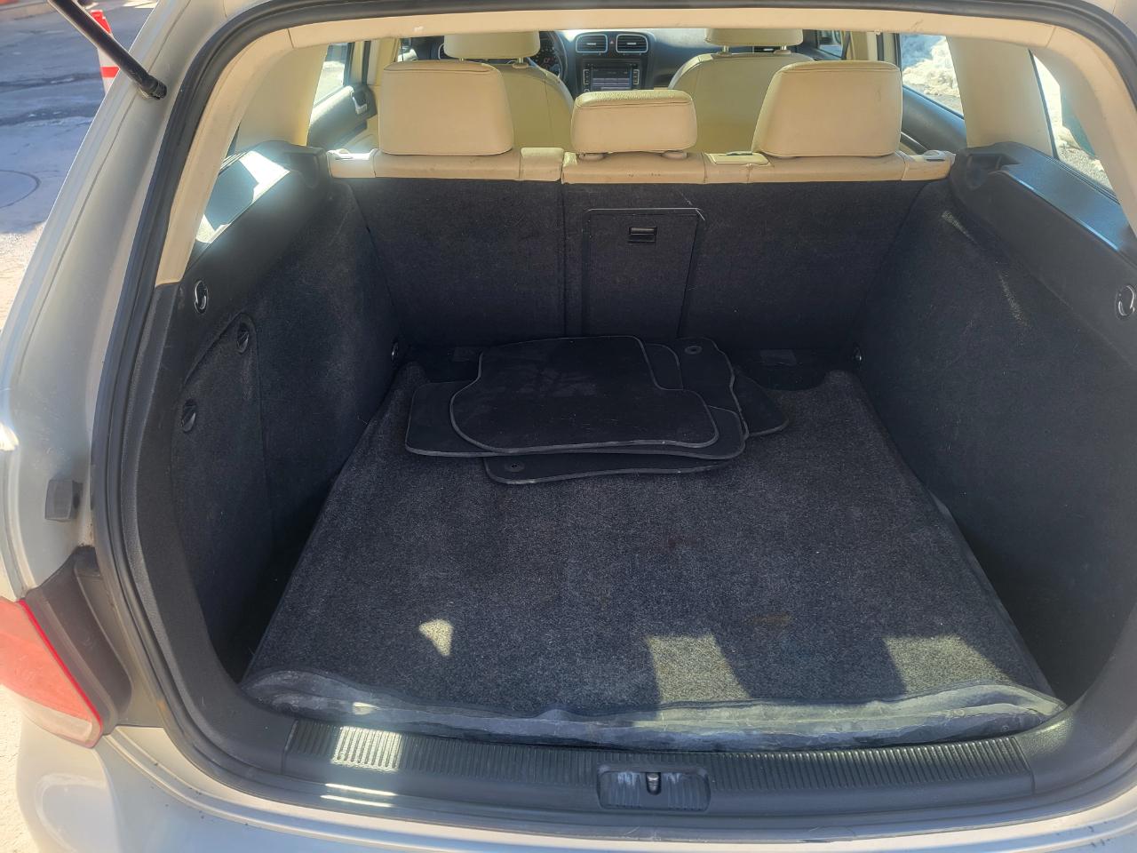 Volkswagen Jetta SportWagen 2.5L SE PZEV 2012