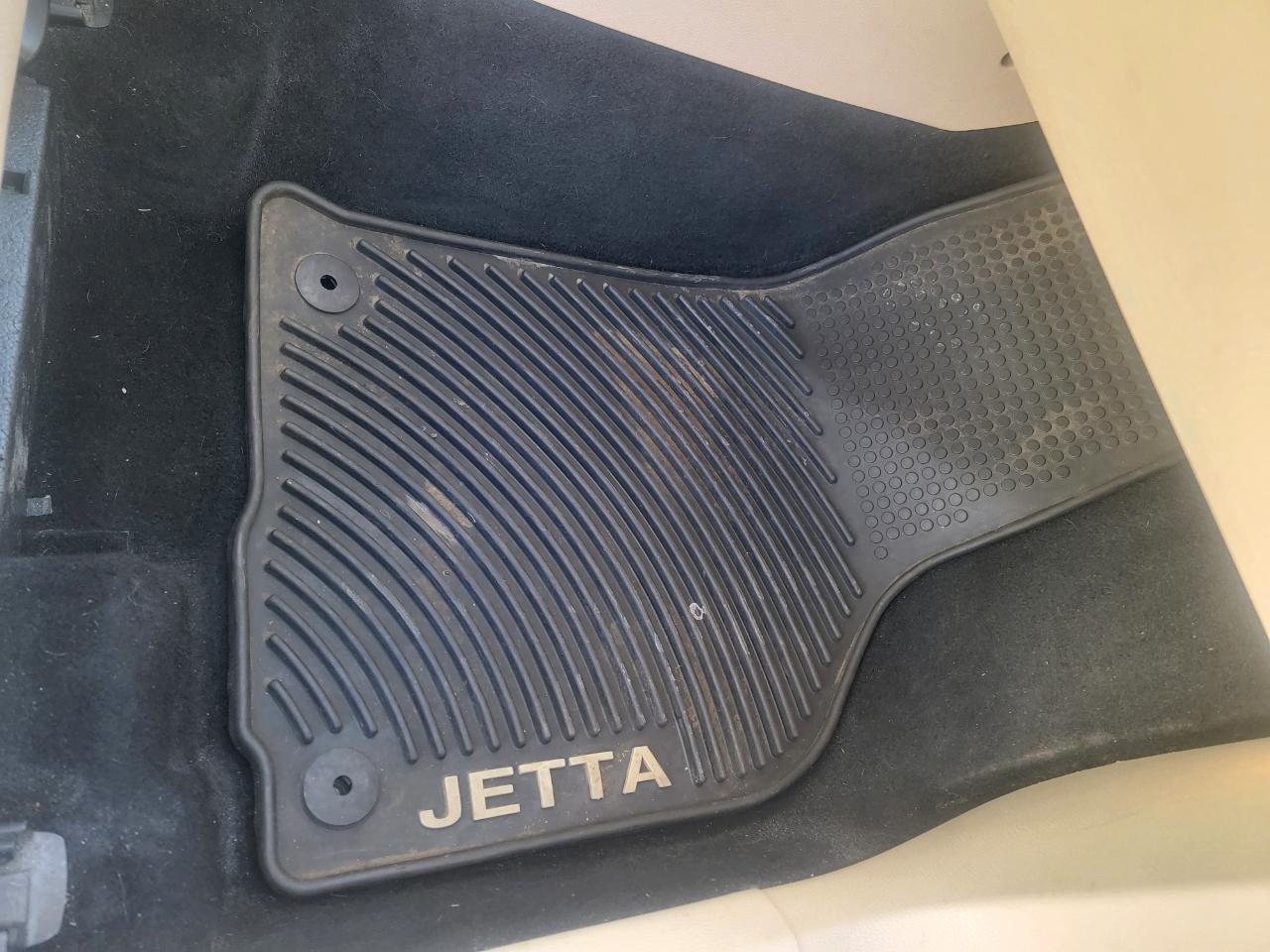 Volkswagen Jetta SportWagen 2.5L SE PZEV 2012