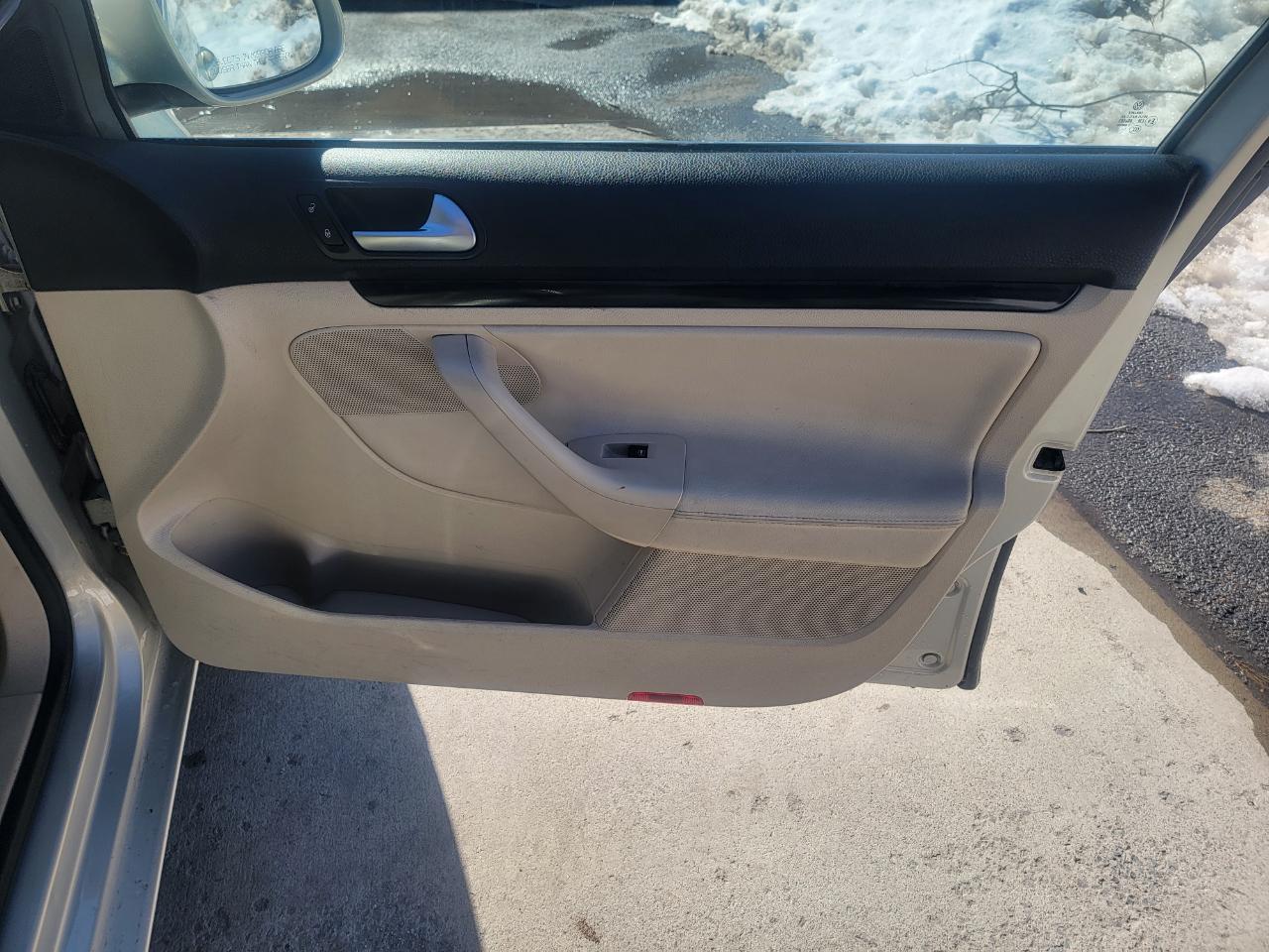 Volkswagen Jetta SportWagen 2.5L SE PZEV 2012