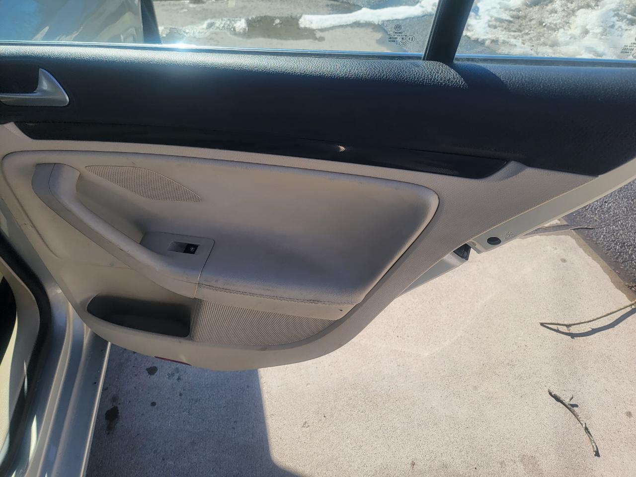 Volkswagen Jetta SportWagen 2.5L SE PZEV 2012