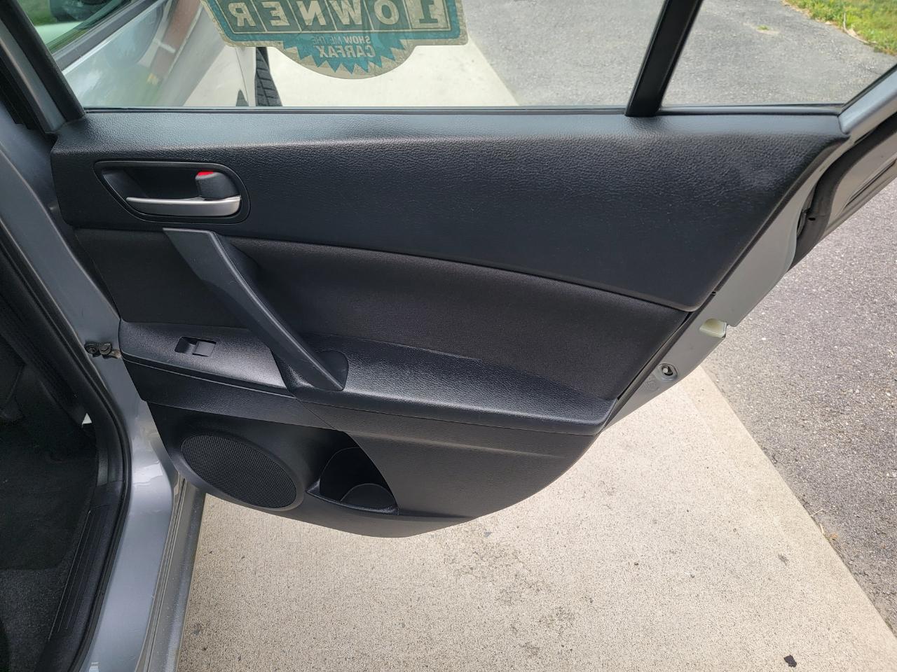 Mazda MAZDA3 i Sport 4-Door 2012