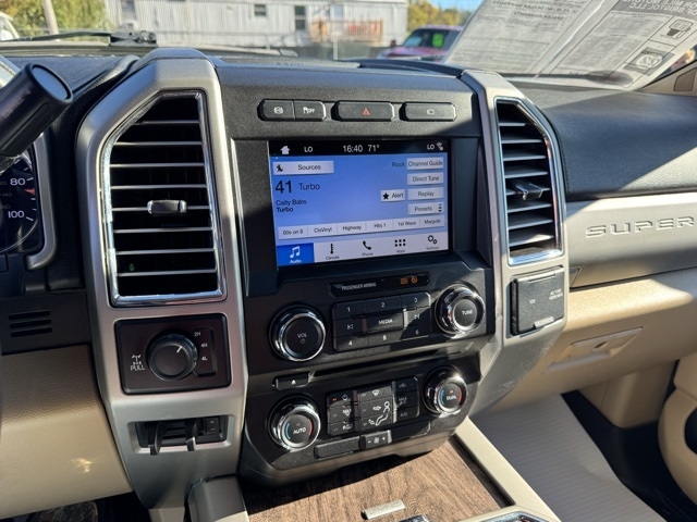 Ford Super Duty F-250 SRW Lariat 4WD Crew Cab 8' Box 2017 Ford Super Duty F-250 SRW Lariat 4WD Crew Cab 8' Box 2017