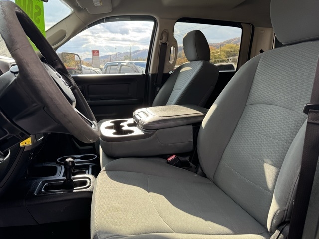 RAM 2500 Tradesman 4x4 Crew Cab 6'4" Box 2017 RAM 2500 Tradesman 4x4 Crew Cab 6'4" Box 2017