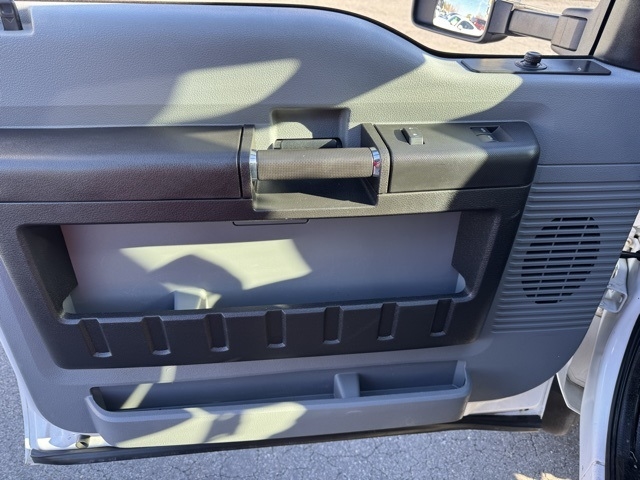 Ford Super Duty F-550 DRW 4WD Reg Cab 141" WB 60" CA XLT 2015