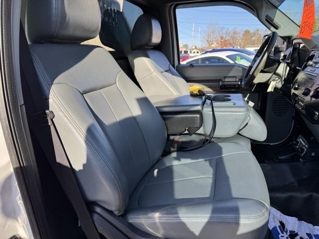 Ford Super Duty F-550 DRW 4WD Reg Cab 141" WB 60" CA XLT 2015