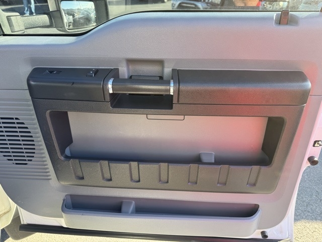 Ford Super Duty F-550 DRW 4WD Reg Cab 141" WB 60" CA XLT 2015