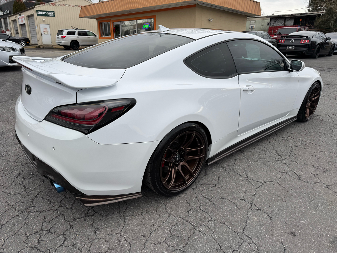 Hyundai Genesis Coupe 2dr 3.8L Auto Ultimate w/Black Seats 2016