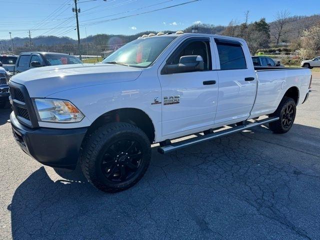 RAM 2500 Tradesman 4x4 Crew Cab 8' Box 2017