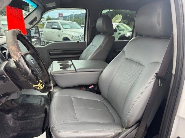 Ford Super Duty F-350 DRW 2WD Crew Cab 176" WB 60" CA Lariat 2011