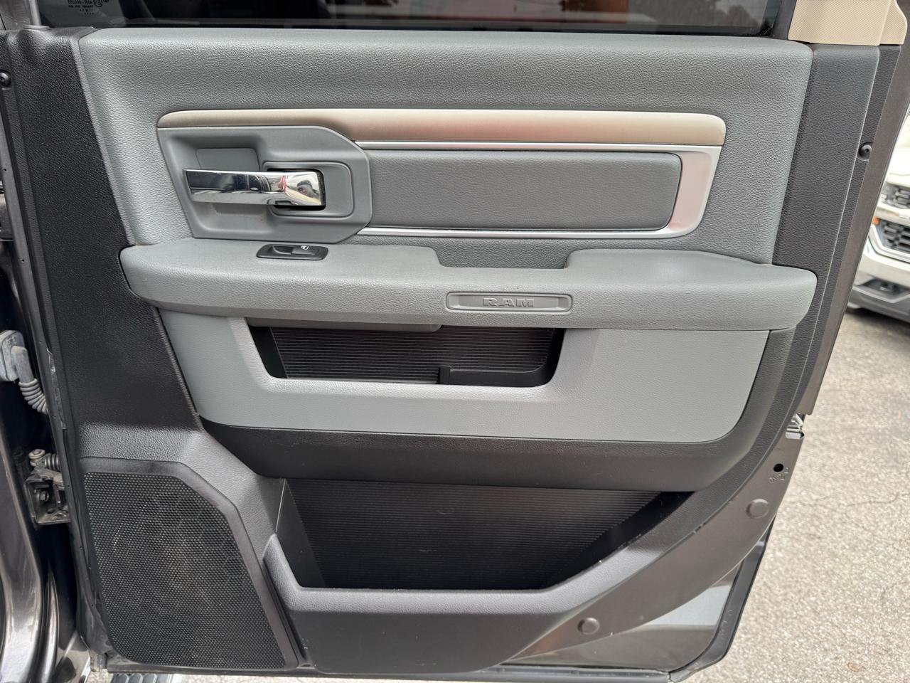 RAM 2500 Big Horn 4x4 Crew Cab 6'4" Box 2017