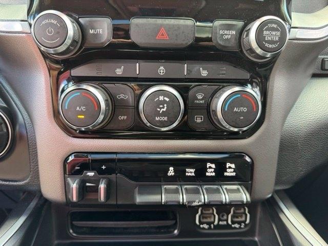 RAM 1500 Big Horn 4x4 Crew Cab 5'7" Box 2020
