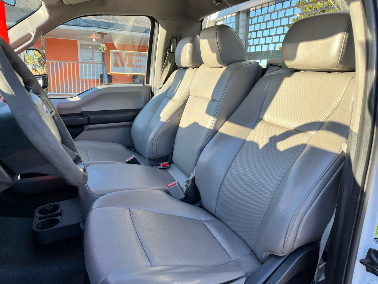 Ford Super Duty F-250 SRW XLT 2WD Reg Cab 8' Box 2017