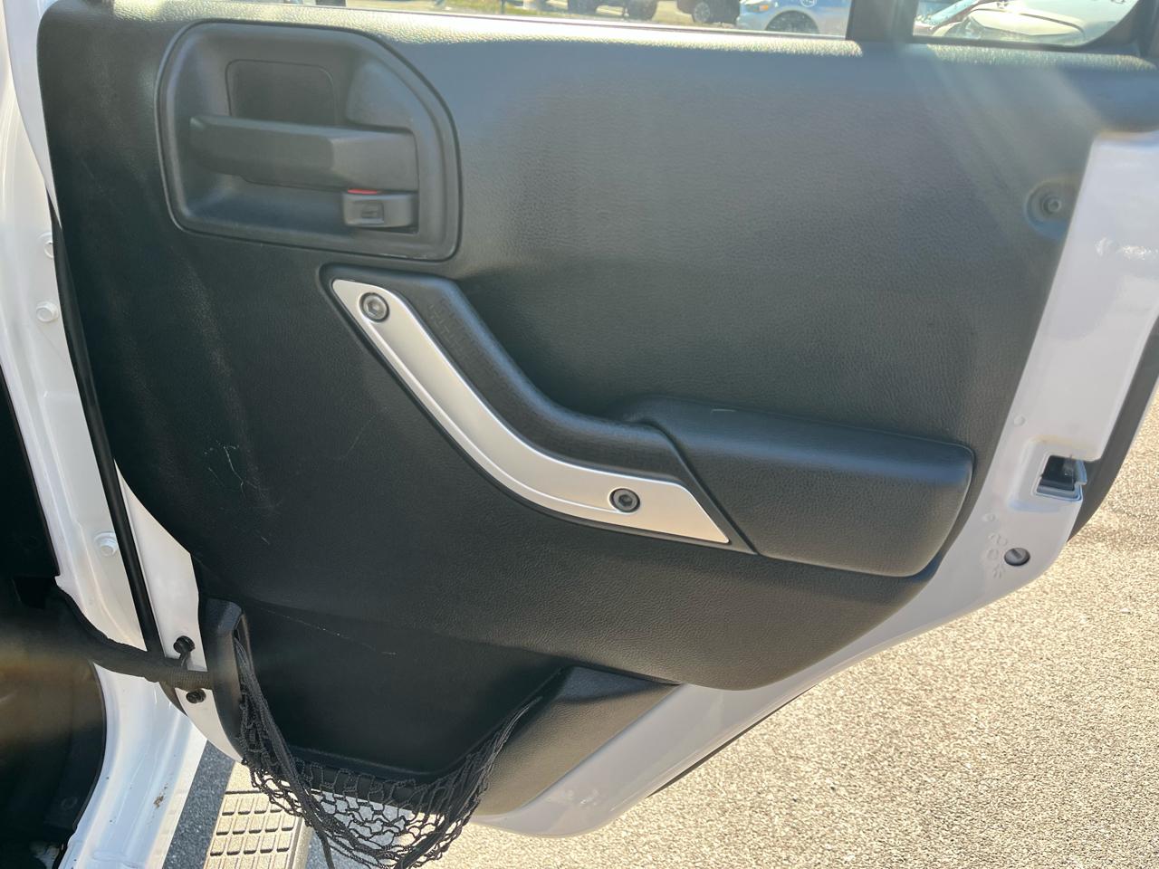 Jeep Wrangler Unlimited 4WD 4dr Sahara 2013