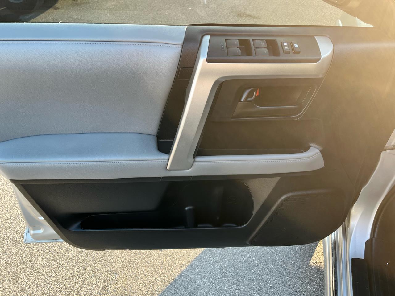 Toyota 4Runner 4WD 4dr V6 SR5 (Natl) 2011