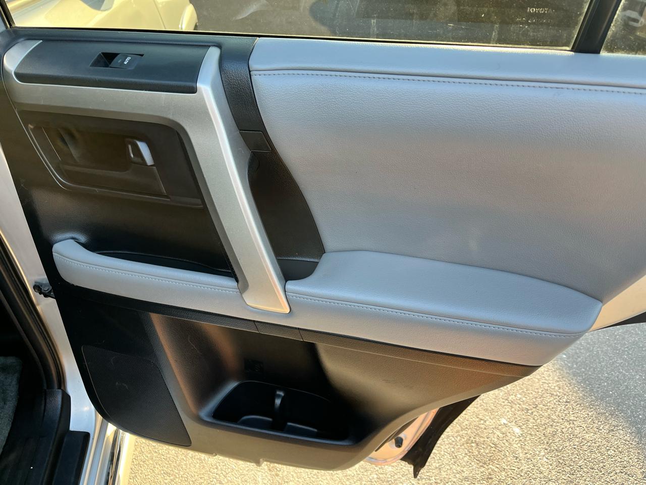 Toyota 4Runner 4WD 4dr V6 SR5 (Natl) 2011