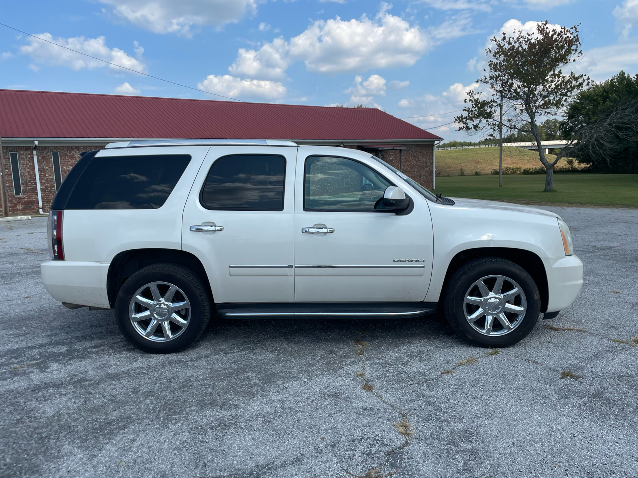GMC Yukon Denali 4WD 2011 GMC Yukon Denali 4WD 2011