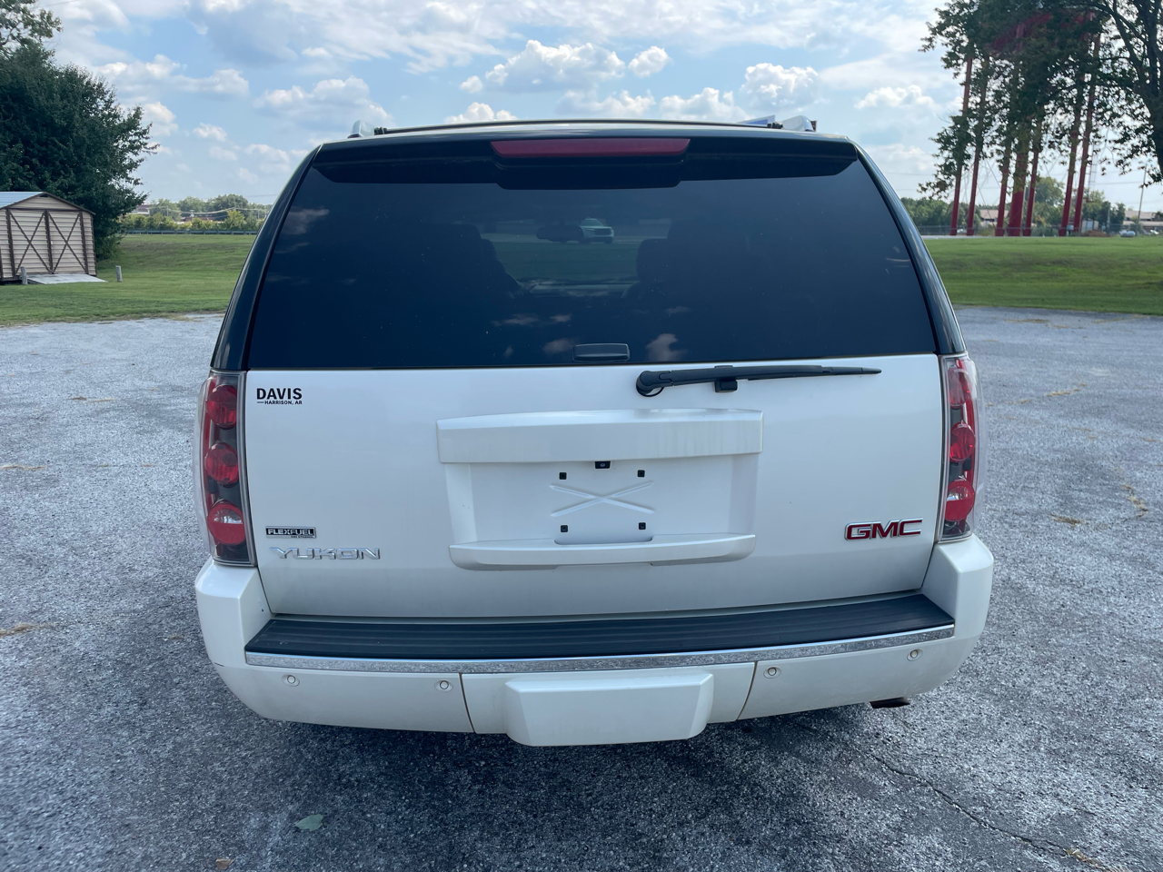 GMC Yukon Denali 4WD 2011 GMC Yukon Denali 4WD 2011