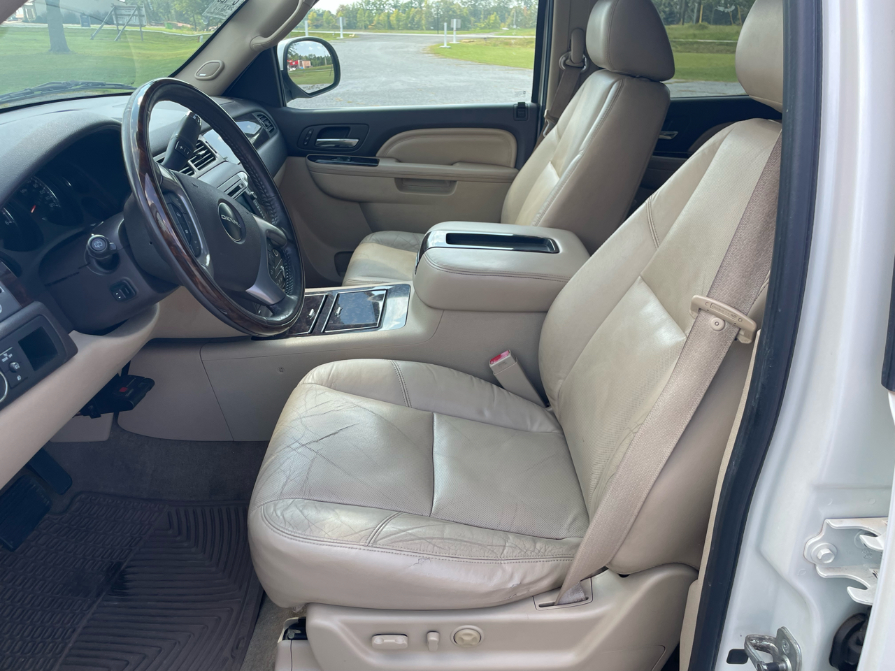 GMC Yukon Denali 4WD 2011 GMC Yukon Denali 4WD 2011