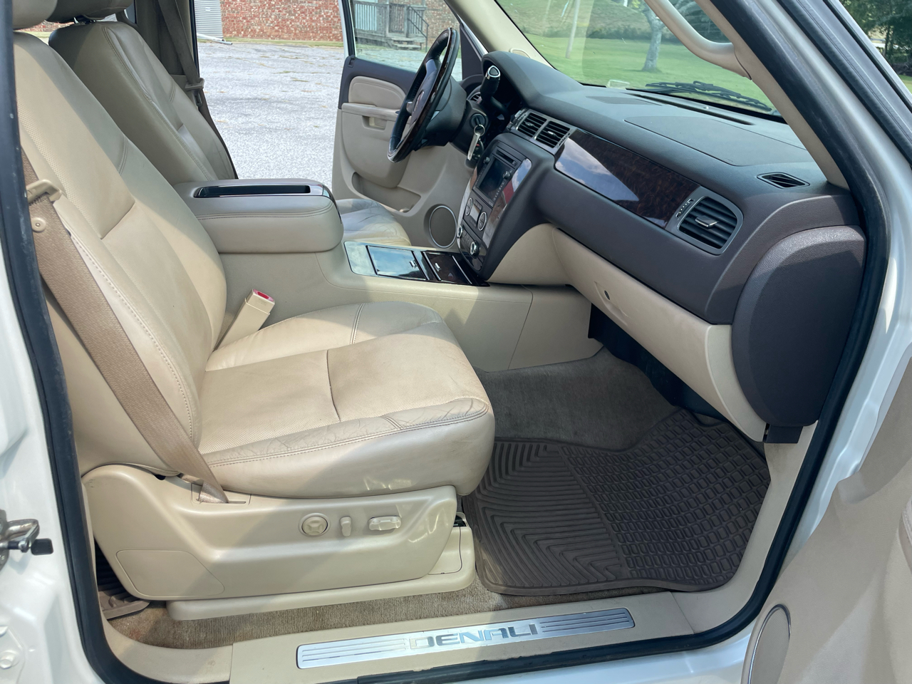 GMC Yukon Denali 4WD 2011 GMC Yukon Denali 4WD 2011