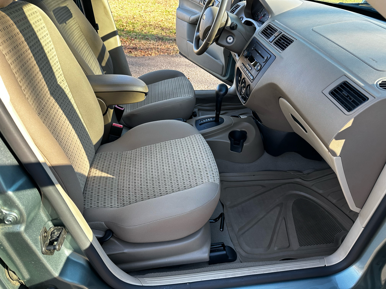 2006 Ford Focus ZX4 SES photo 3