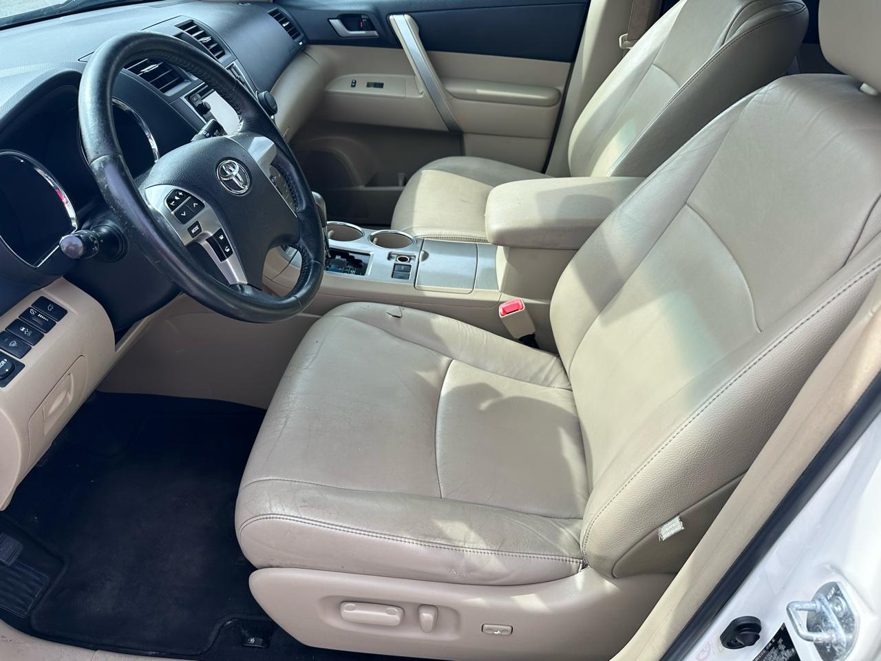 Toyota Highlander Base 2WD V6 2013