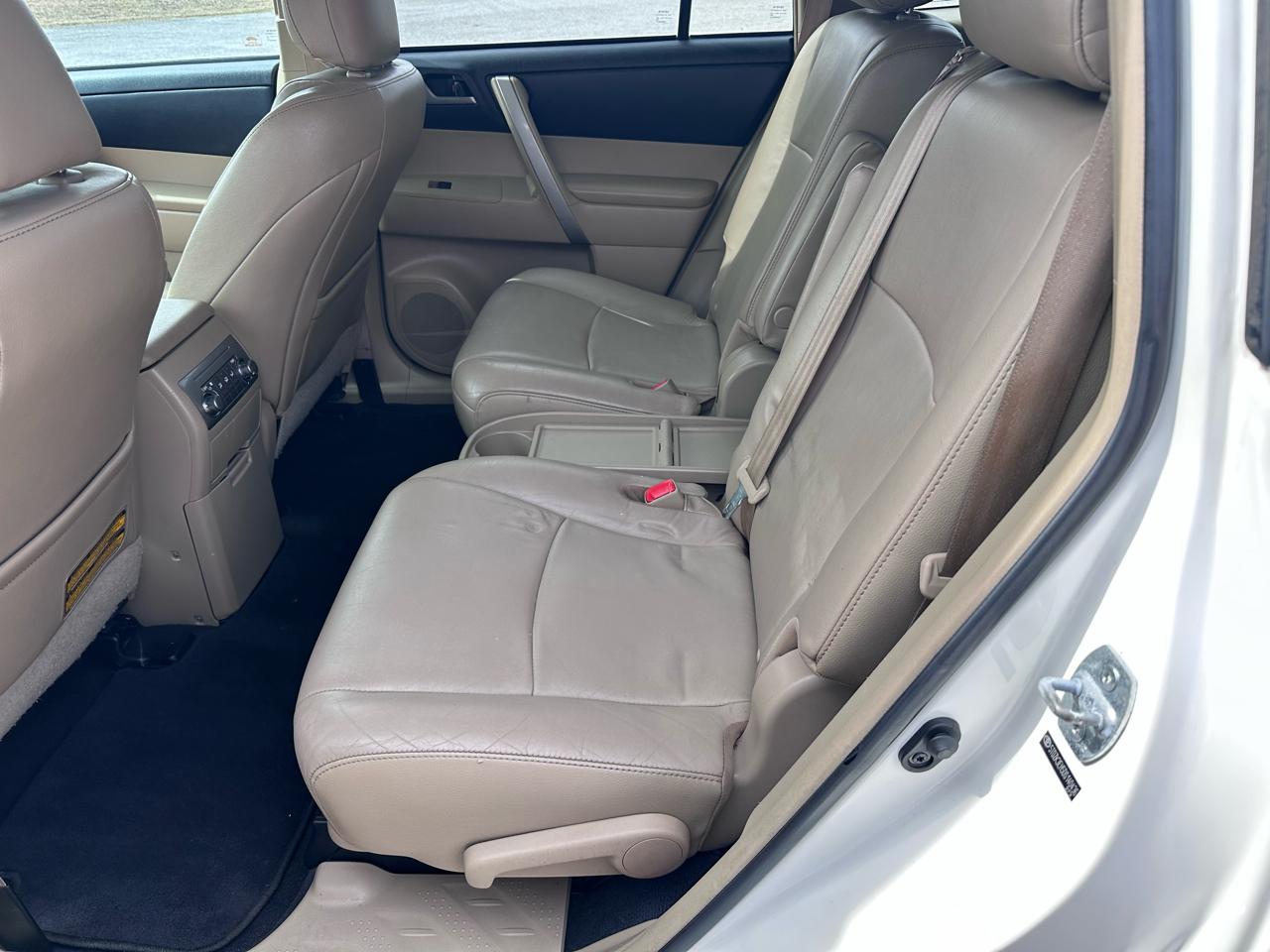 Toyota Highlander Base 2WD V6 2013