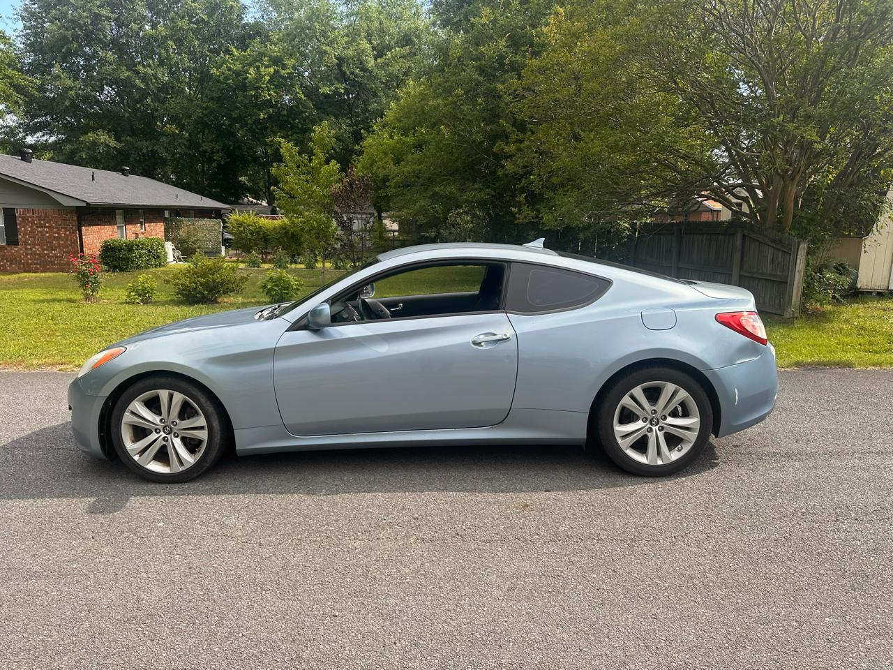 2010 Hyundai Genesis Coupe 2.0T Premium 5-Speed A/T's photo