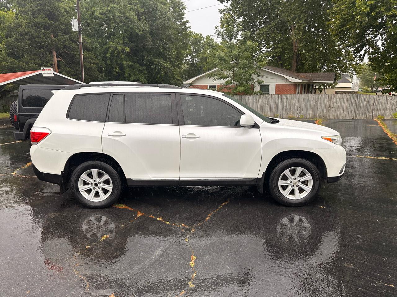 Toyota Highlander Base 2WD V6 2012