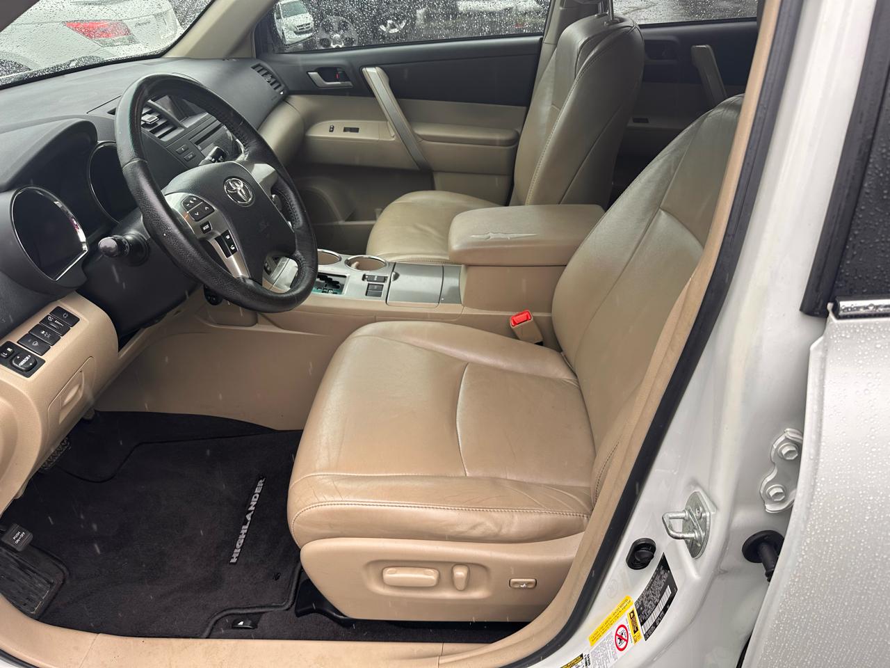 Toyota Highlander Base 2WD V6 2012