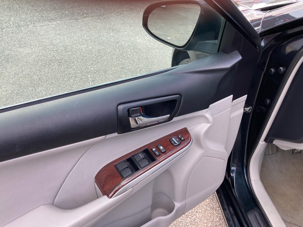 Toyota Camry 4dr Sdn I4 Auto XLE (Natl) 2012
