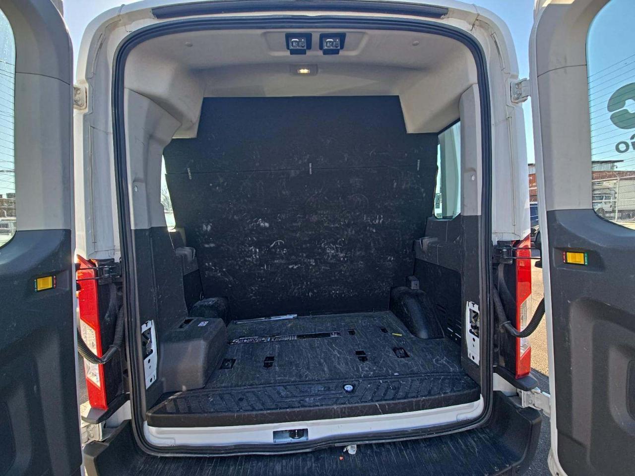 Ford Transit 350 Wagon Med. Roof XL w/Sliding Pass. 148-in. WB 2022