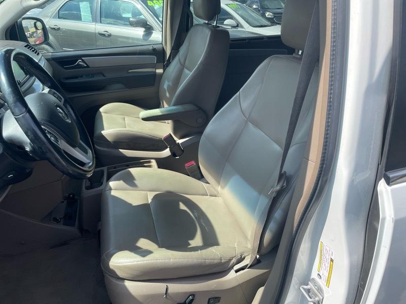 Volkswagen Routan SE 2012