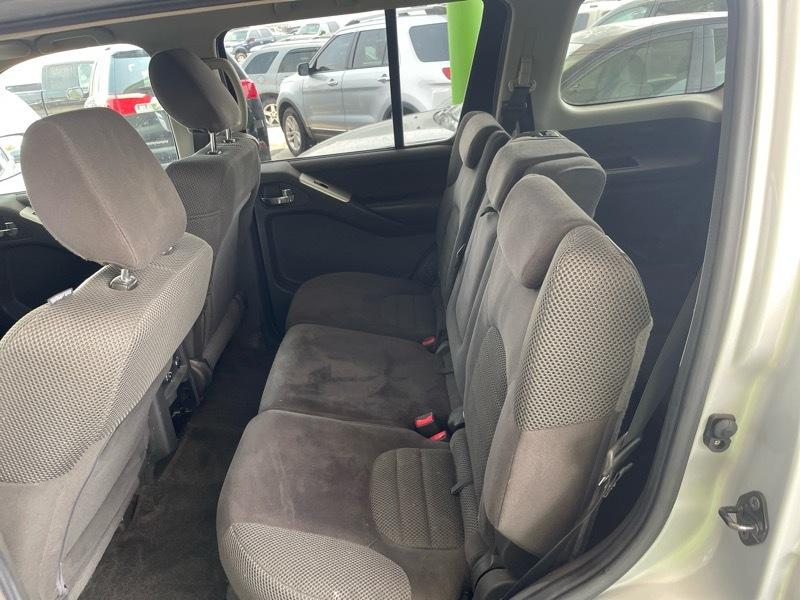 Nissan Pathfinder LE 4WD 2011