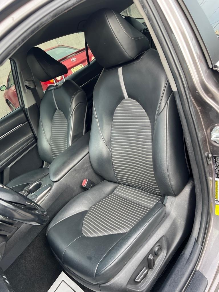 Toyota Camry SE 2021