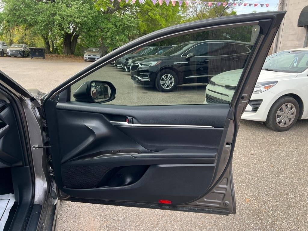 Toyota Camry SE 2021