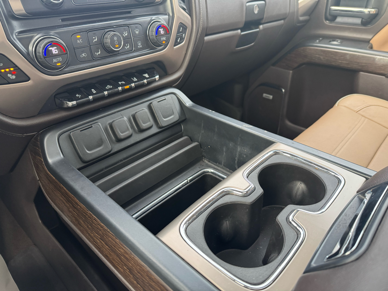 GMC Sierra 2500HD Denali Crew Cab 4WD 2017