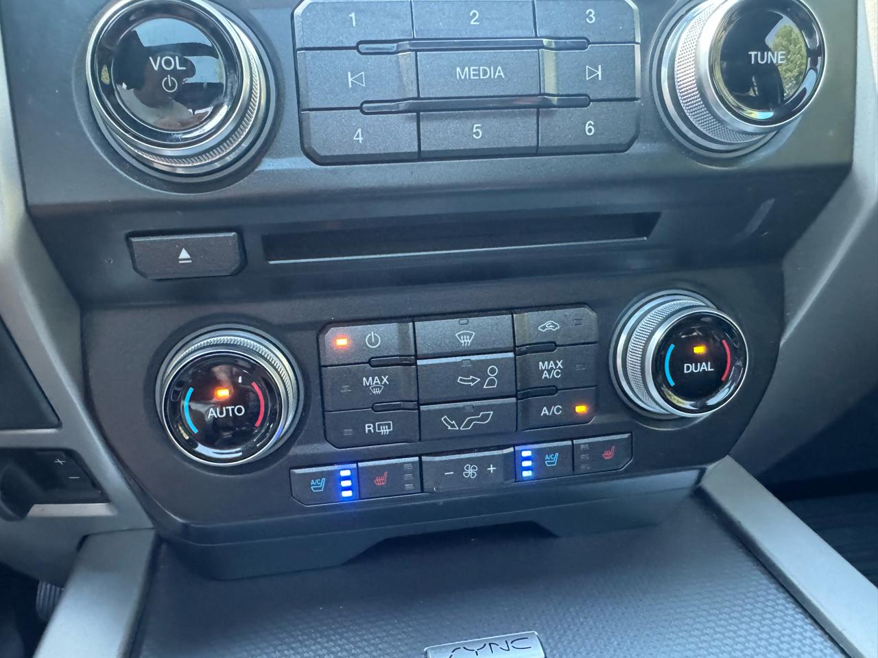 Ford F-150 4WD SuperCrew 145" Lariat 2016