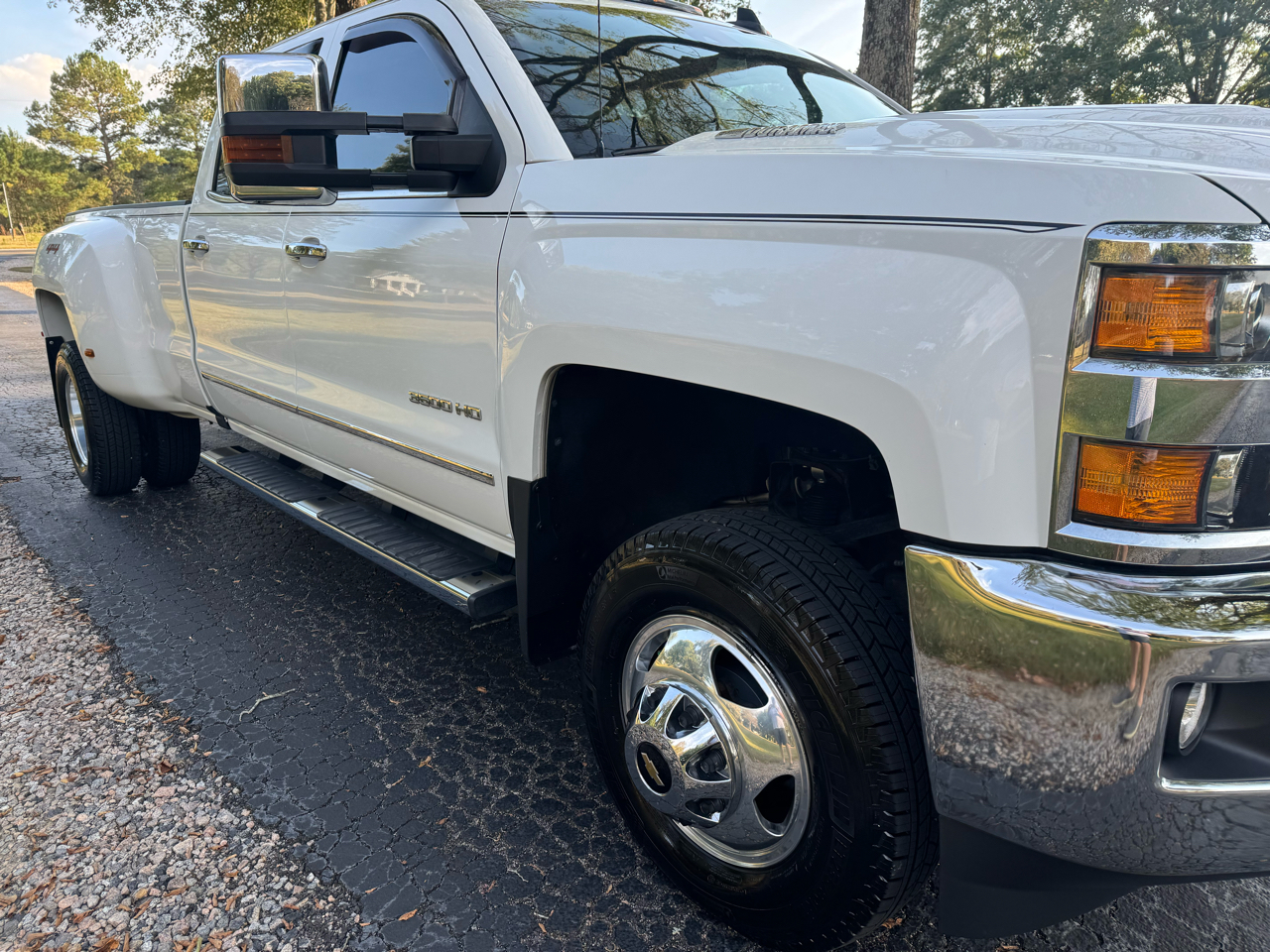 2017 Chevrolet Silverado 3500HD LTZ photo 4