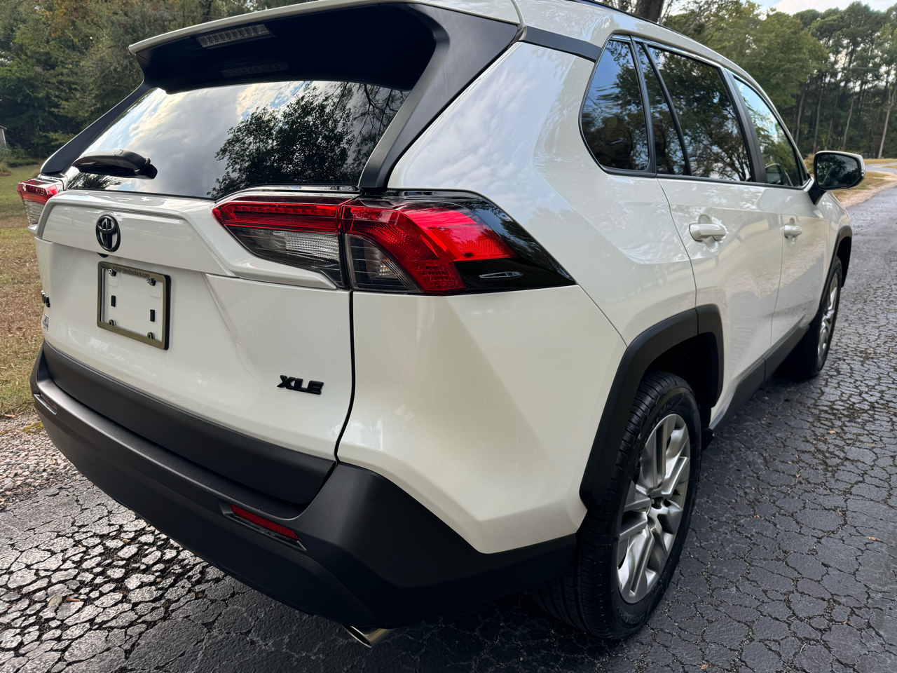 2022 Toyota RAV4 XLE Premium photo 4