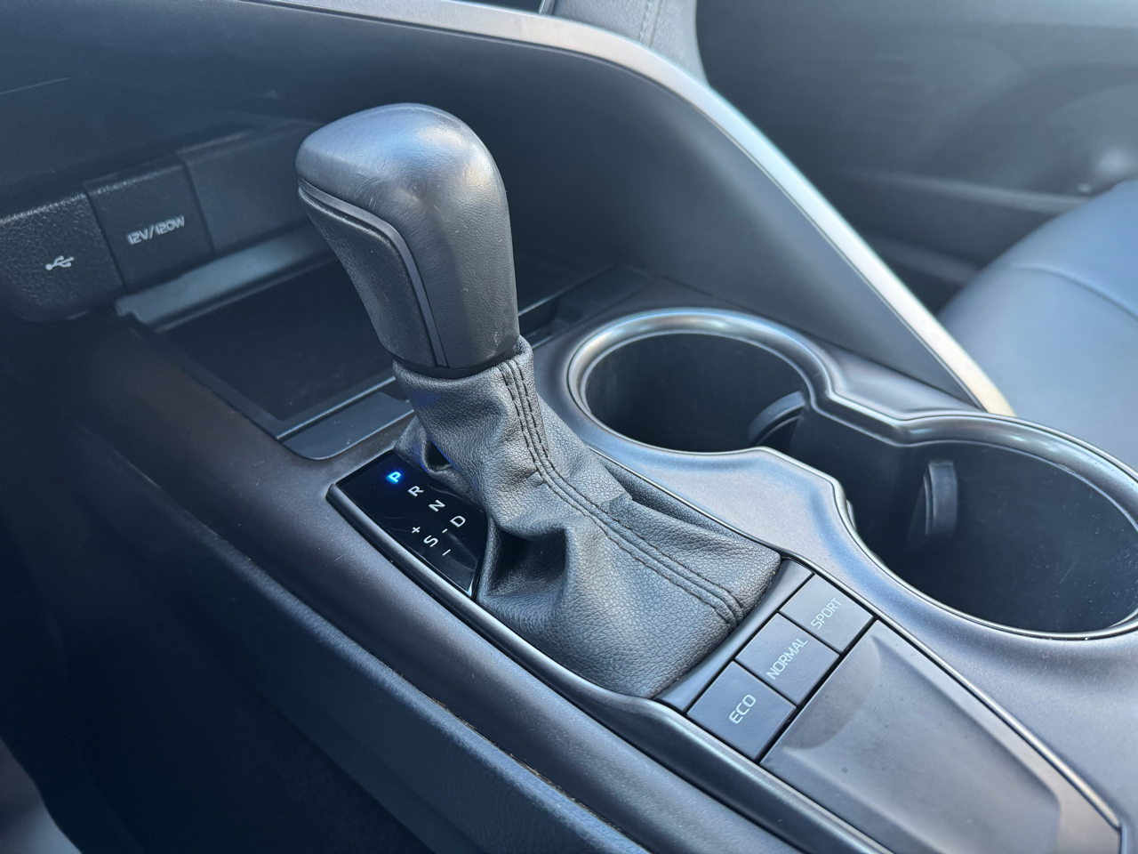 Toyota Camry SE Auto (Natl) 2022