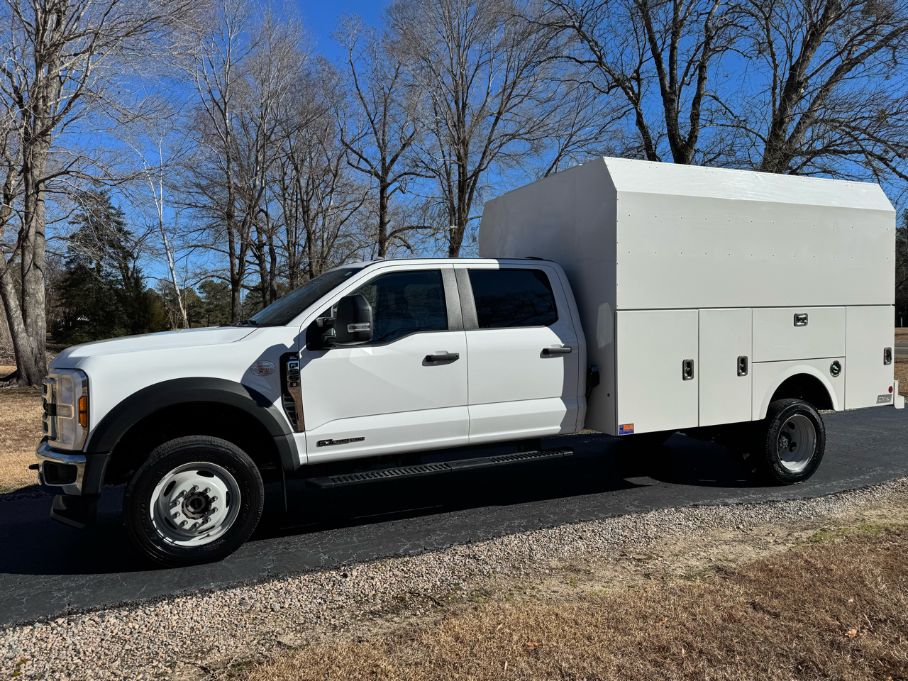 Ford Super Duty F-550 DRW XL 4WD Crew Cab 203" WB 84" CA 2024