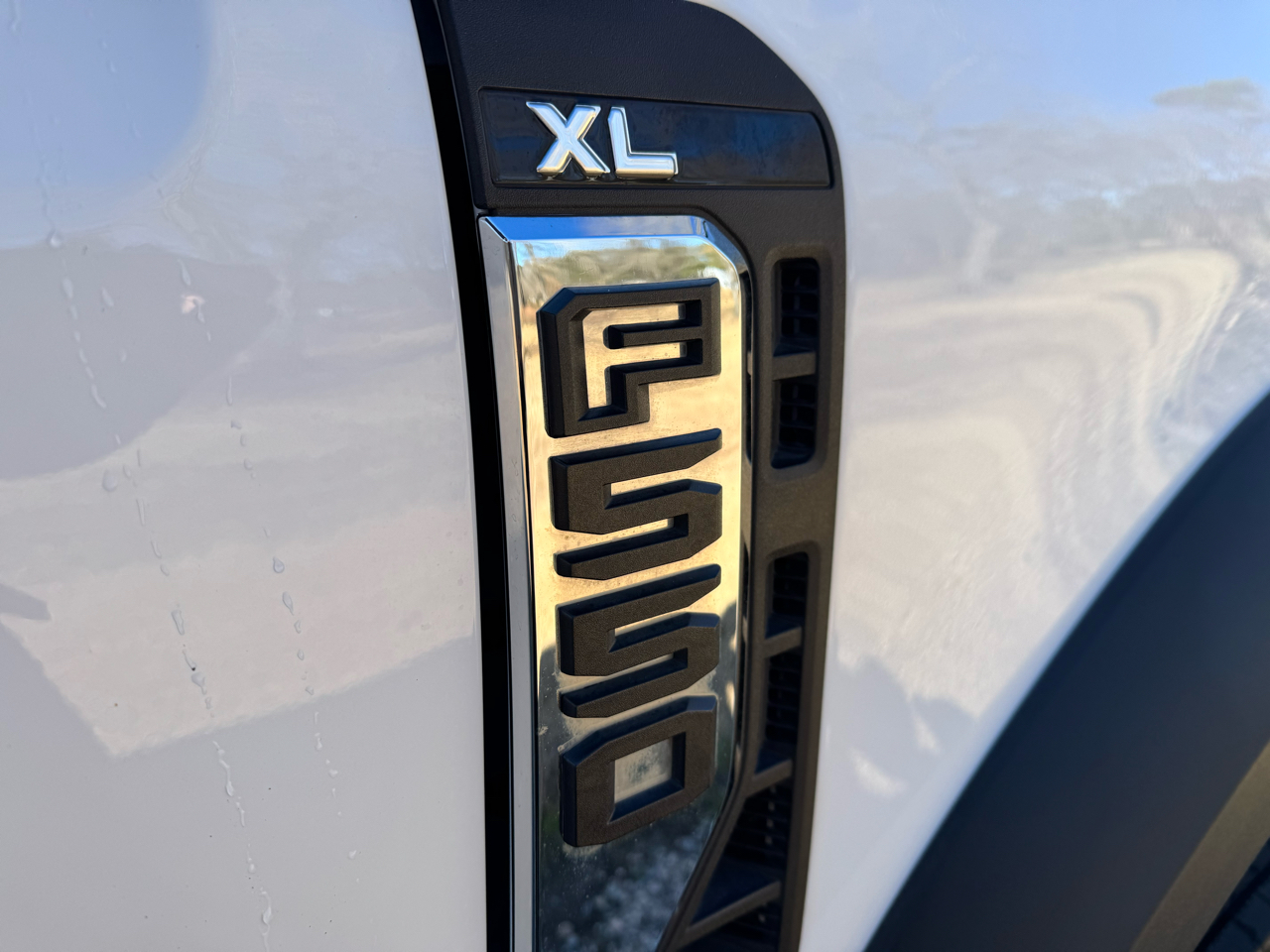 Ford Super Duty F-550 DRW XL 4WD Crew Cab 203" WB 84" CA 2024