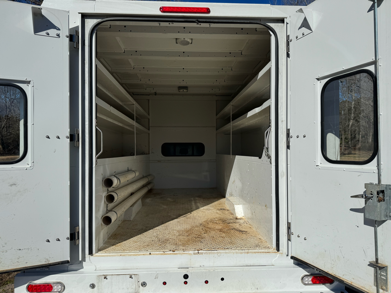 Ford Super Duty F-550 DRW XL 4WD Crew Cab 203" WB 84" CA 2024