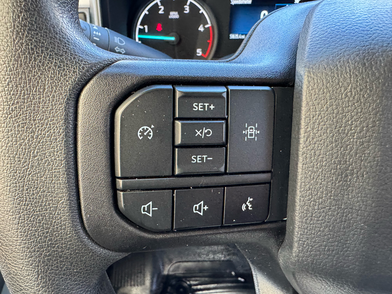 Ford Super Duty F-550 DRW XL 4WD Crew Cab 203" WB 84" CA 2024