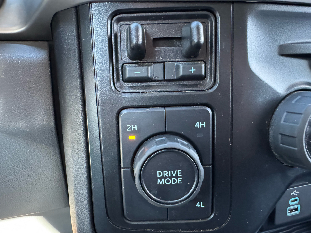 Ford Super Duty F-550 DRW XL 4WD Crew Cab 203" WB 84" CA 2024