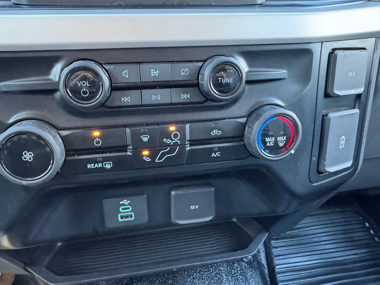 Ford Super Duty F-550 DRW XL 4WD Crew Cab 203" WB 84" CA 2024