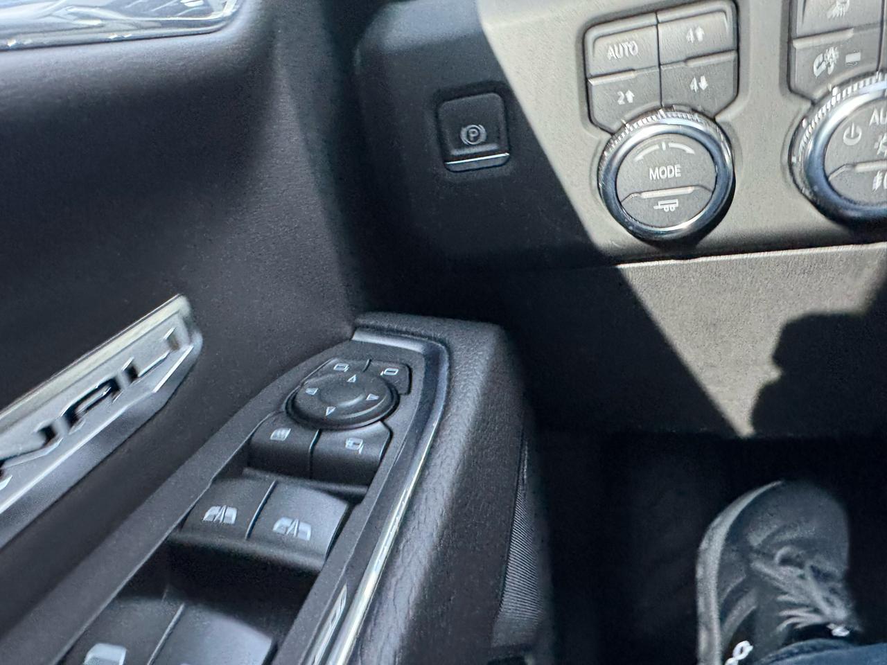 GMC Sierra 1500 4WD Crew Cab 147" Denali 2023