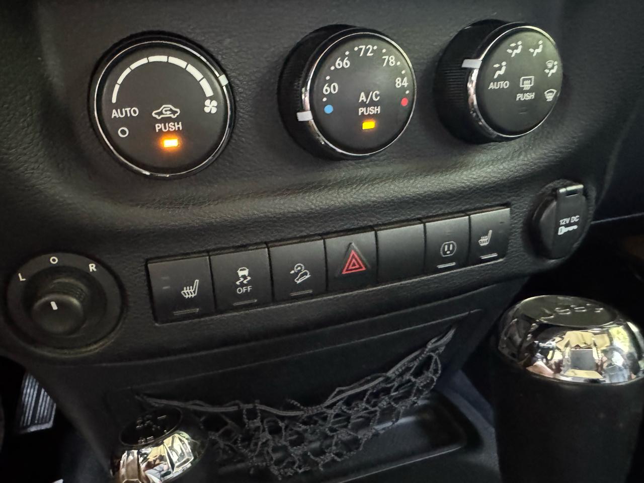 Jeep Wrangler Unlimited 4WD 4dr Sahara 2013